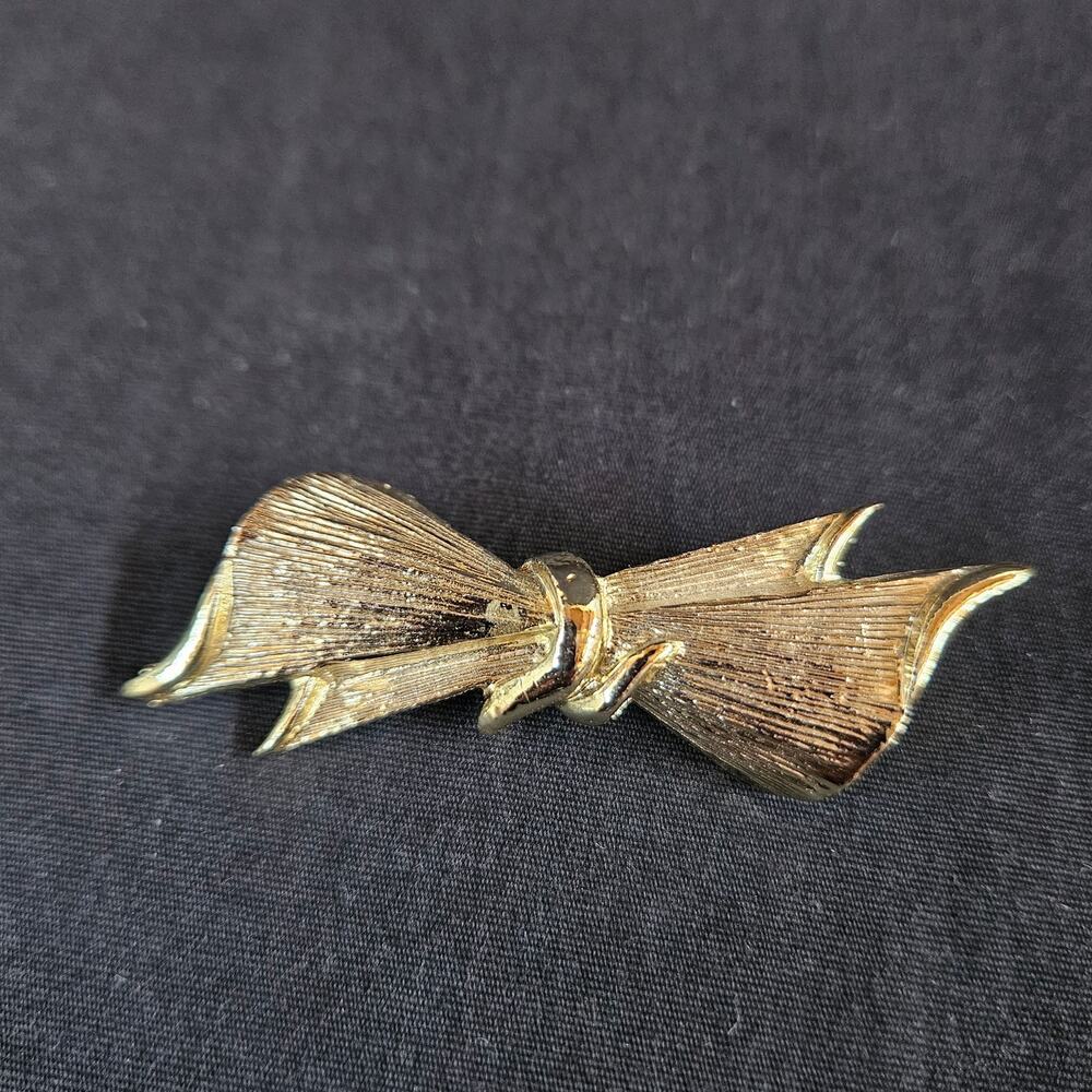 Vintage Gerry's Gold Tone Ribbon‎ Bow Brooch Pin Signed Accessory